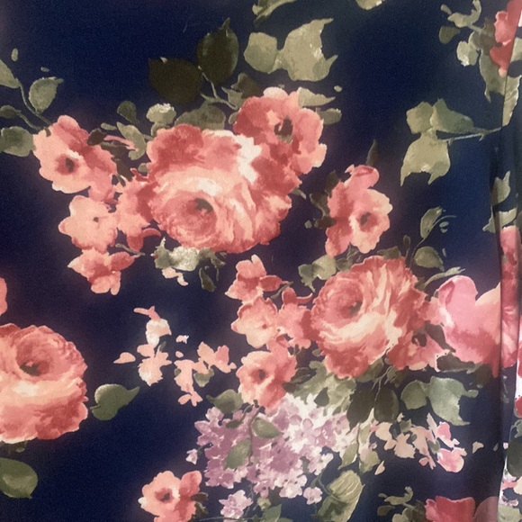 French gray criss cross top front floral blouse.Beautiful//lightweight.No Flaws. - Picture 8 of 8